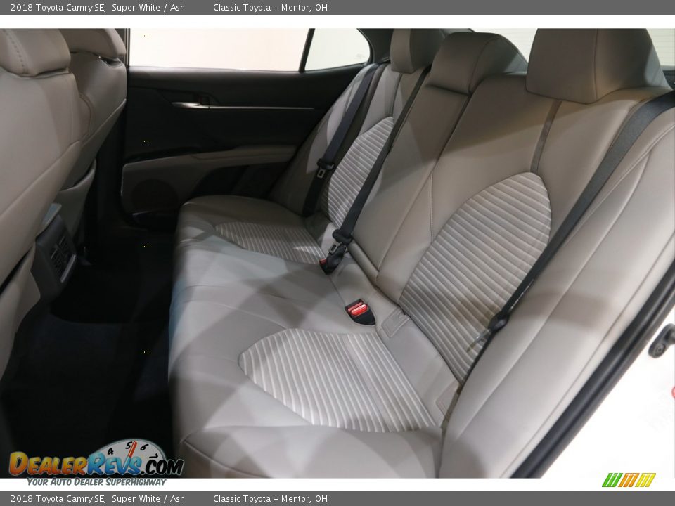 2018 Toyota Camry SE Super White / Ash Photo #15