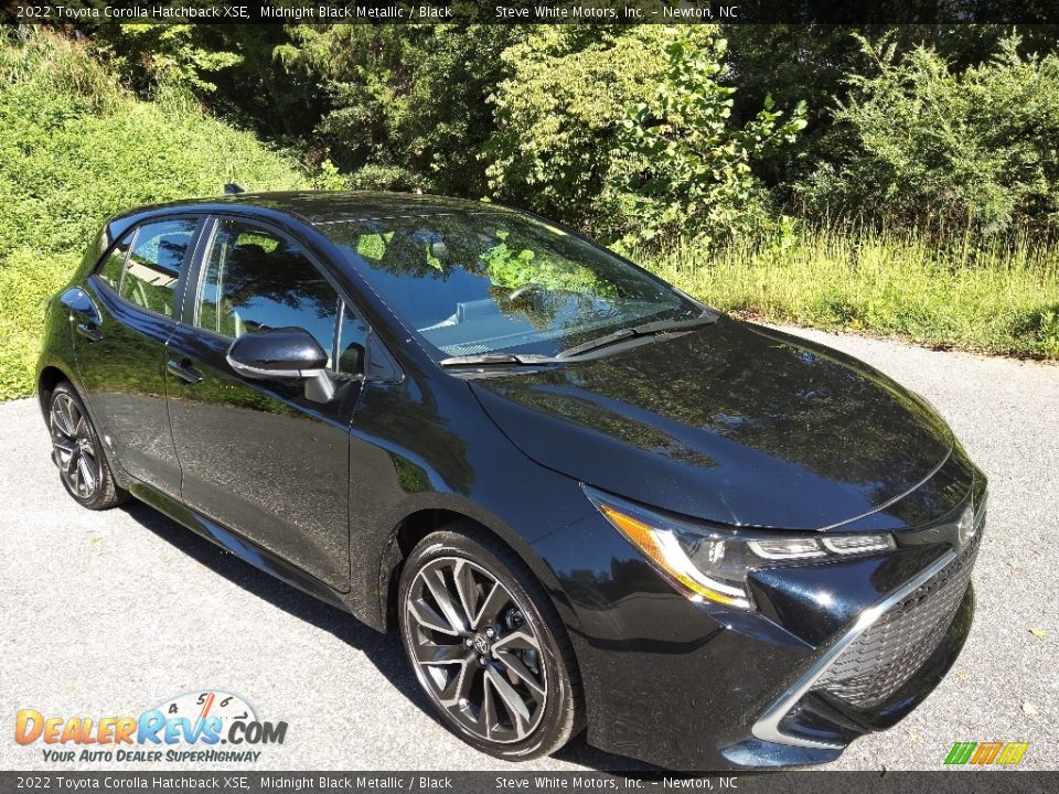 Front 3/4 View of 2022 Toyota Corolla Hatchback XSE Photo #5