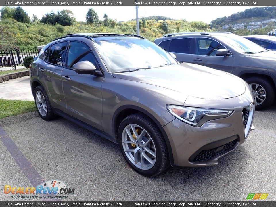 Front 3/4 View of 2019 Alfa Romeo Stelvio Ti Sport AWD Photo #3