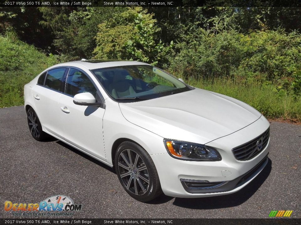 Front 3/4 View of 2017 Volvo S60 T6 AWD Photo #5