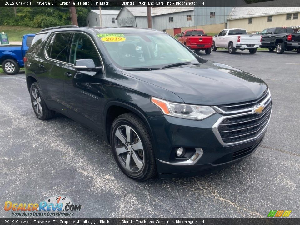 Front 3/4 View of 2019 Chevrolet Traverse LT Photo #7