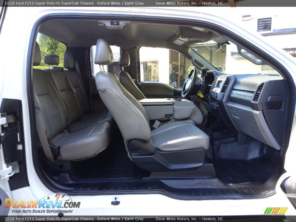 Front Seat of 2018 Ford F250 Super Duty XL SuperCab Chassis Photo #25
