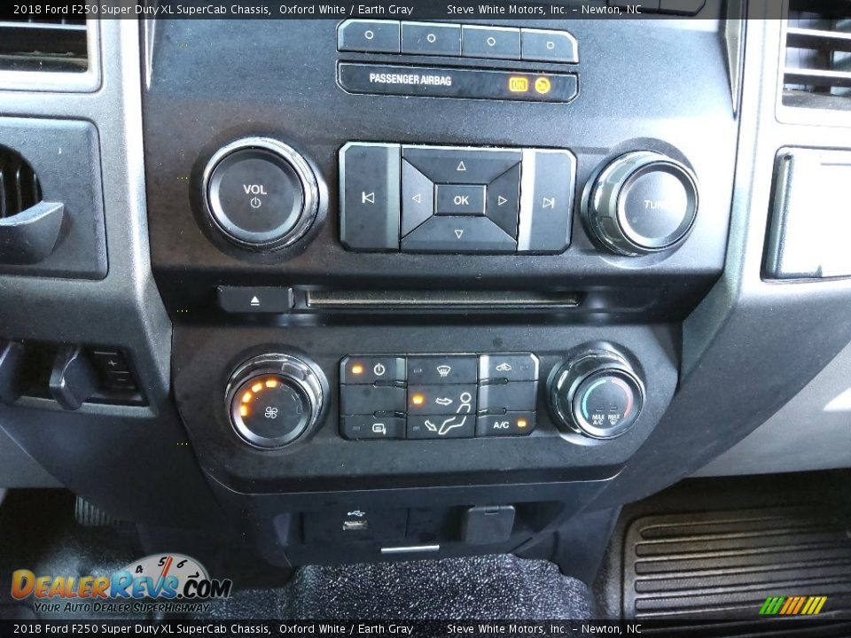 Controls of 2018 Ford F250 Super Duty XL SuperCab Chassis Photo #32