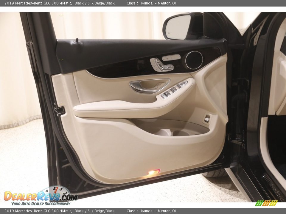 2019 Mercedes-Benz GLC 300 4Matic Black / Silk Beige/Black Photo #4