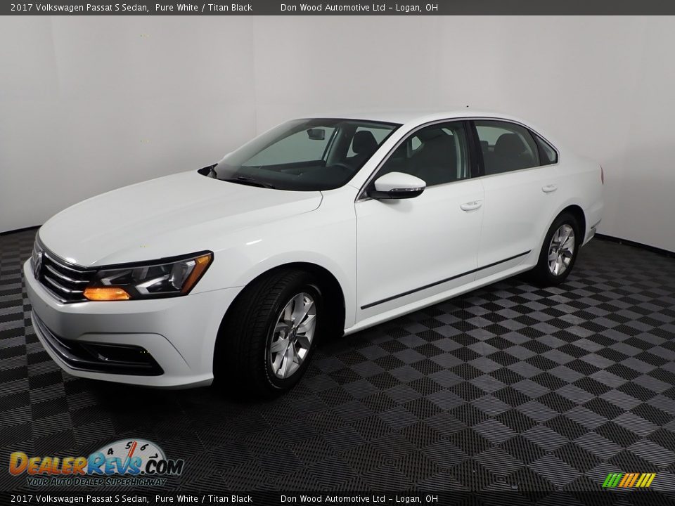 2017 Volkswagen Passat S Sedan Pure White / Titan Black Photo #5