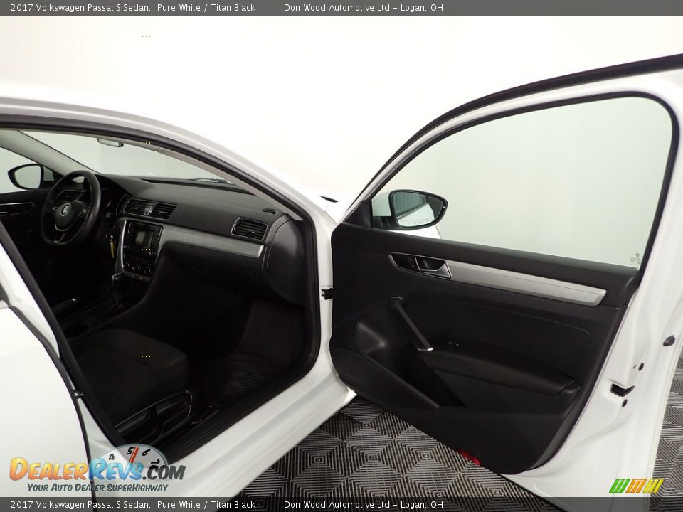 2017 Volkswagen Passat S Sedan Pure White / Titan Black Photo #25