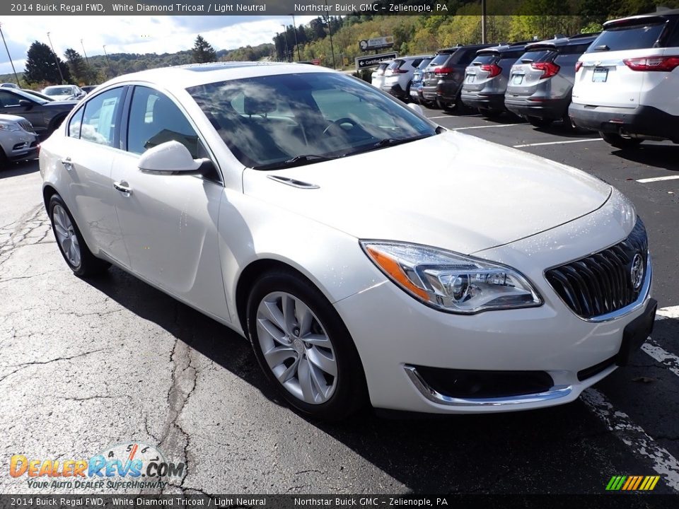 Front 3/4 View of 2014 Buick Regal FWD Photo #9