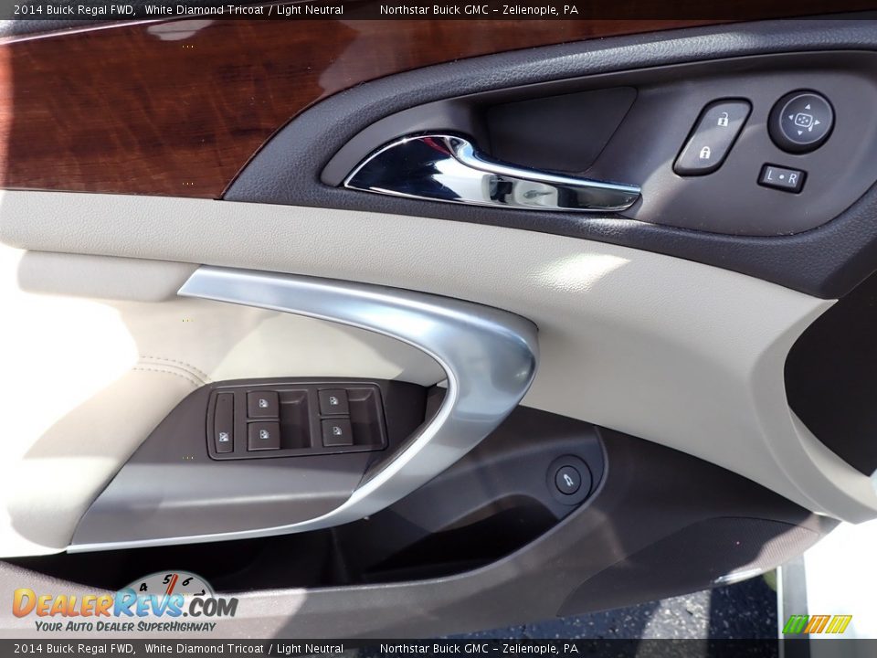 Door Panel of 2014 Buick Regal FWD Photo #23