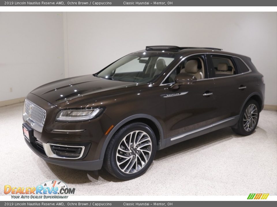Front 3/4 View of 2019 Lincoln Nautilus Reserve AWD Photo #3