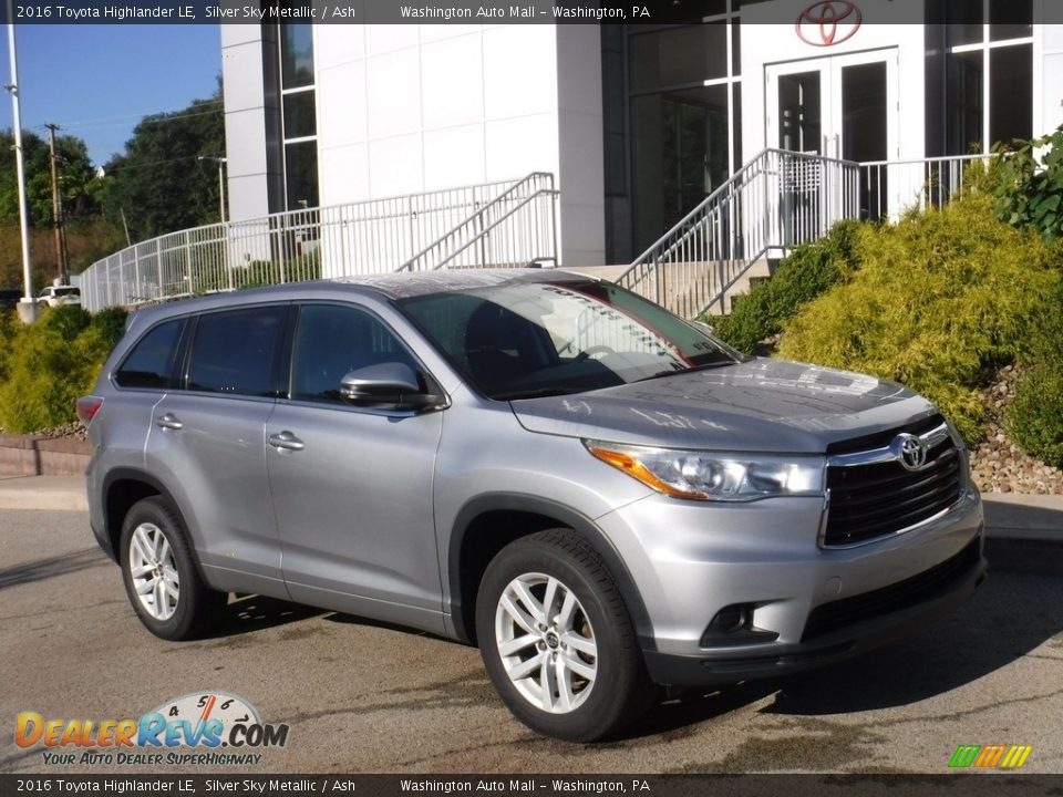 Front 3/4 View of 2016 Toyota Highlander LE Photo #1