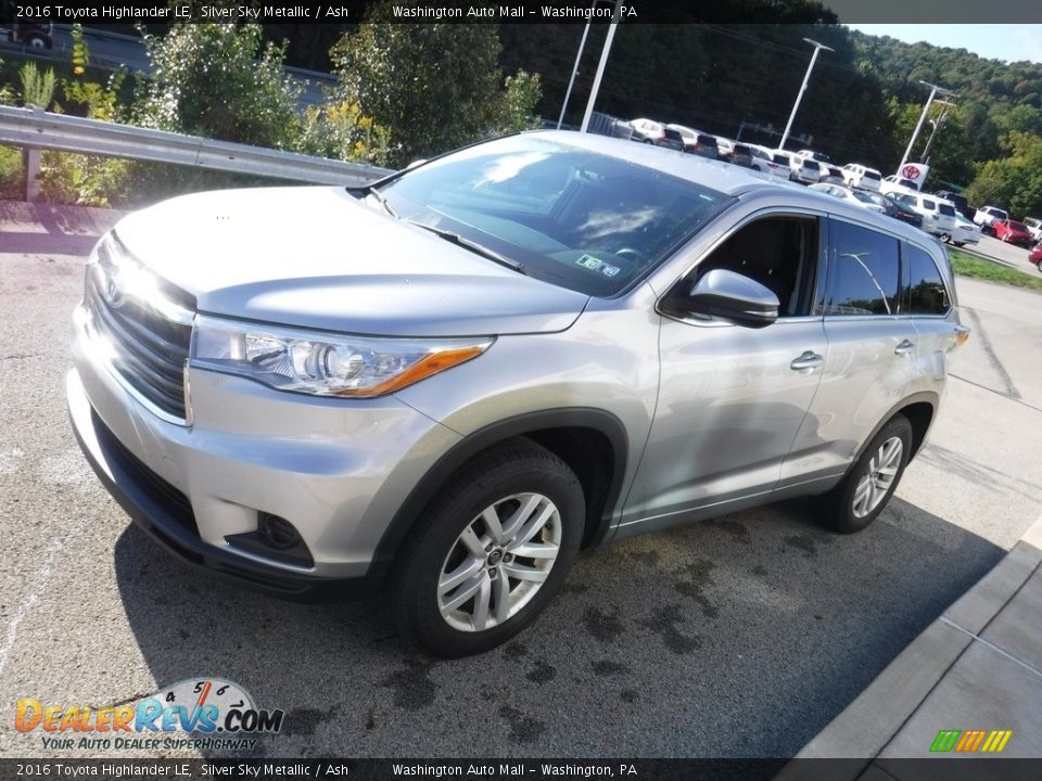 Silver Sky Metallic 2016 Toyota Highlander LE Photo #11