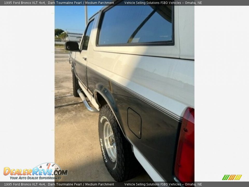 1995 Ford Bronco XLT 4x4 Dark Tourmaline Pearl / Medium Parchment Photo #12