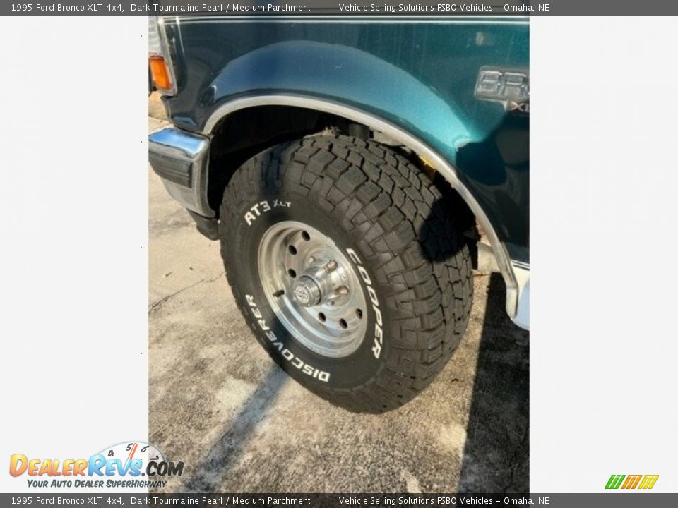 1995 Ford Bronco XLT 4x4 Dark Tourmaline Pearl / Medium Parchment Photo #17