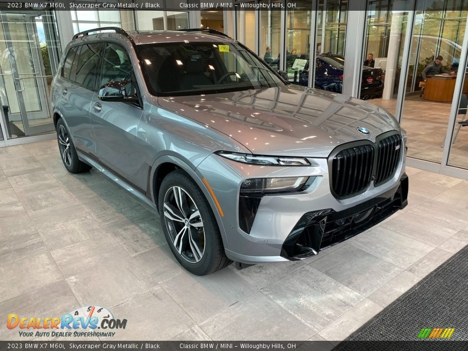 Front 3/4 View of 2023 BMW X7 M60i Photo #1