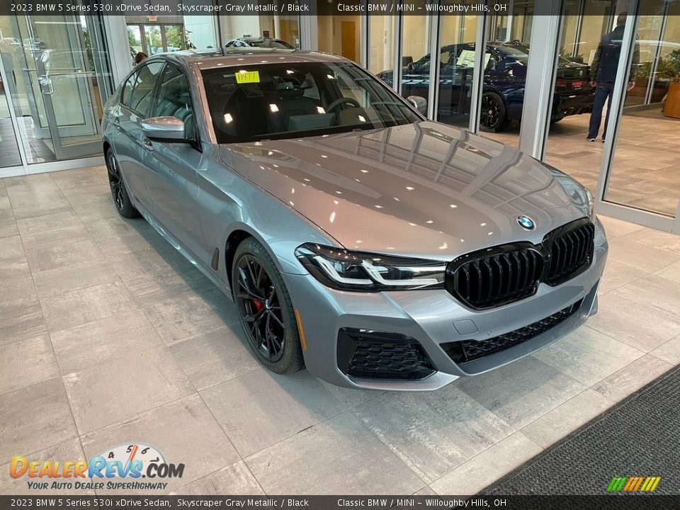 Front 3/4 View of 2023 BMW 5 Series 530i xDrive Sedan Photo #1