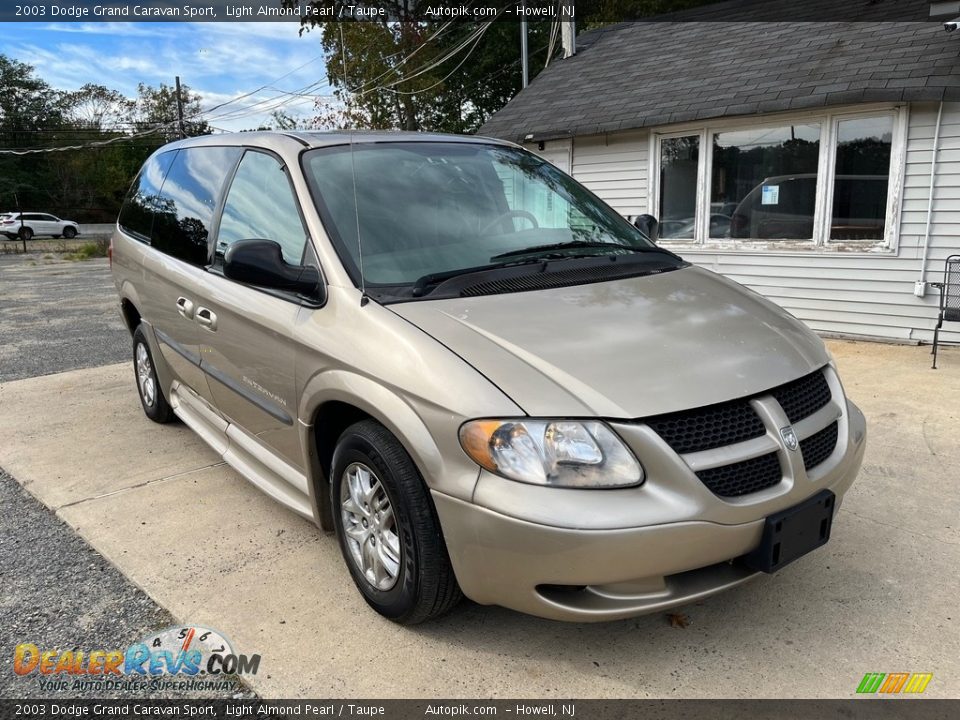 Front 3/4 View of 2003 Dodge Grand Caravan Sport Photo #3