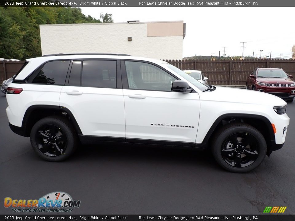 2023 Jeep Grand Cherokee Laredo 4x4 Bright White / Global Black Photo #7