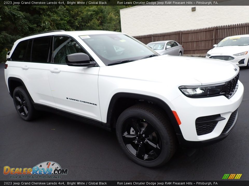 2023 Jeep Grand Cherokee Laredo 4x4 Bright White / Global Black Photo #8