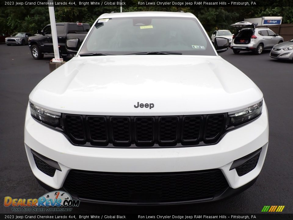 2023 Jeep Grand Cherokee Laredo 4x4 Bright White / Global Black Photo #9