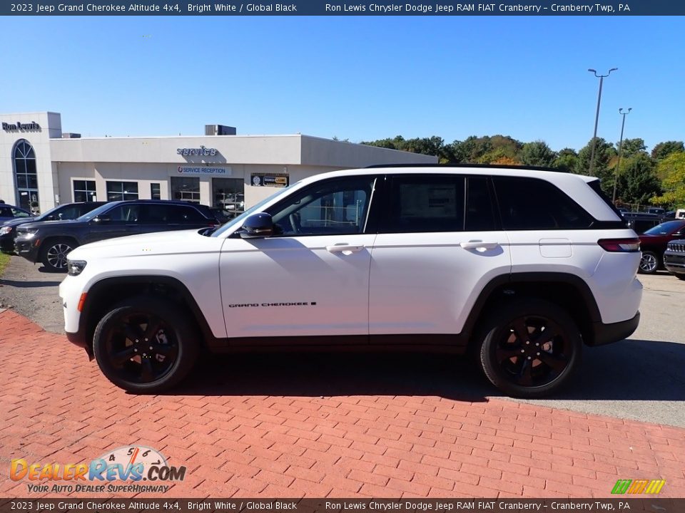 2023 Jeep Grand Cherokee Altitude 4x4 Bright White / Global Black Photo #2