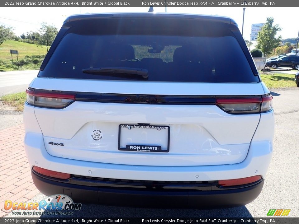 2023 Jeep Grand Cherokee Altitude 4x4 Bright White / Global Black Photo #4