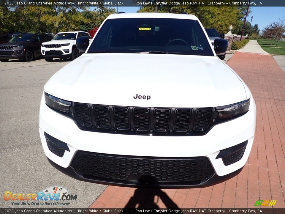 2023 Jeep Grand Cherokee Altitude 4x4 Bright White / Global Black Photo #8