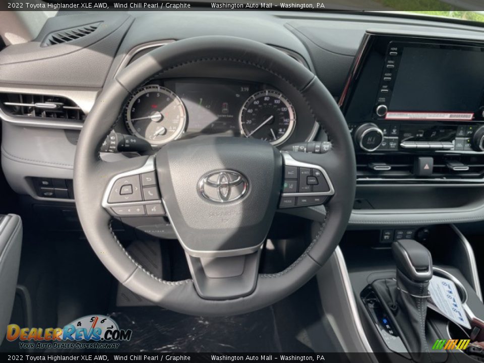 2022 Toyota Highlander XLE AWD Wind Chill Pearl / Graphite Photo #10
