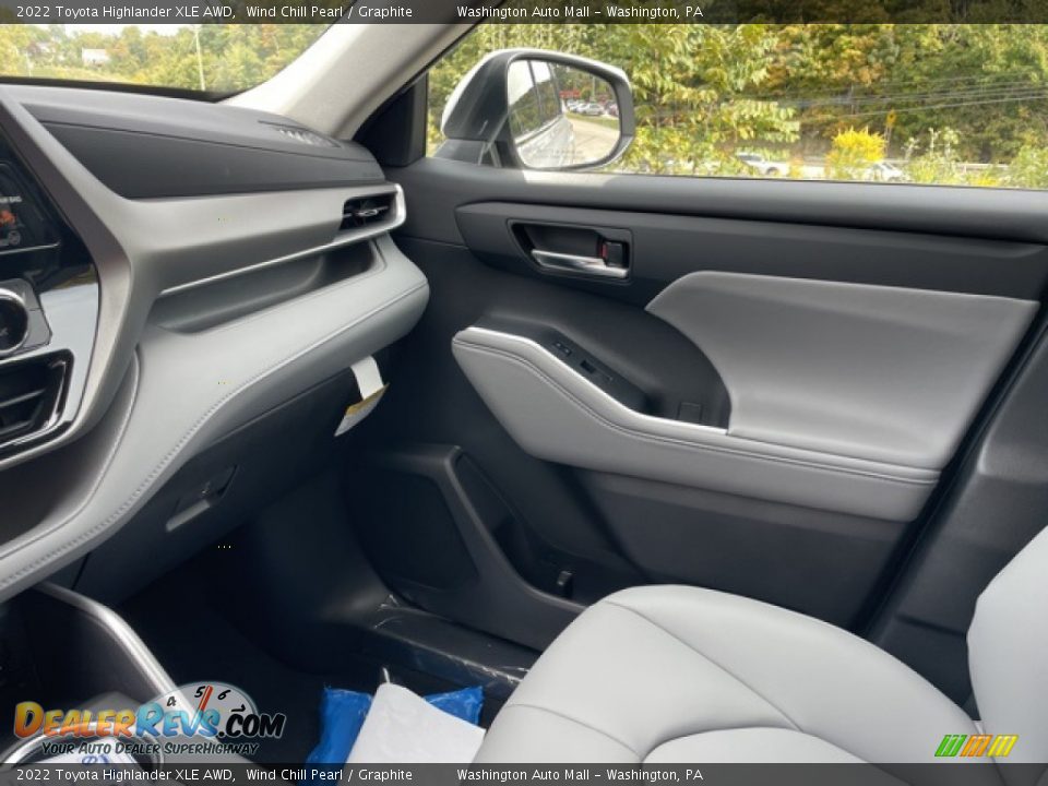 2022 Toyota Highlander XLE AWD Wind Chill Pearl / Graphite Photo #11