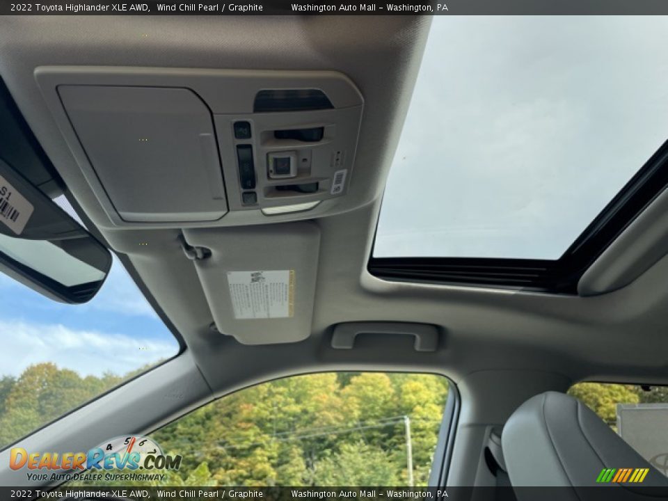 2022 Toyota Highlander XLE AWD Wind Chill Pearl / Graphite Photo #15