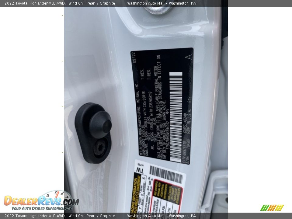 2022 Toyota Highlander XLE AWD Wind Chill Pearl / Graphite Photo #28