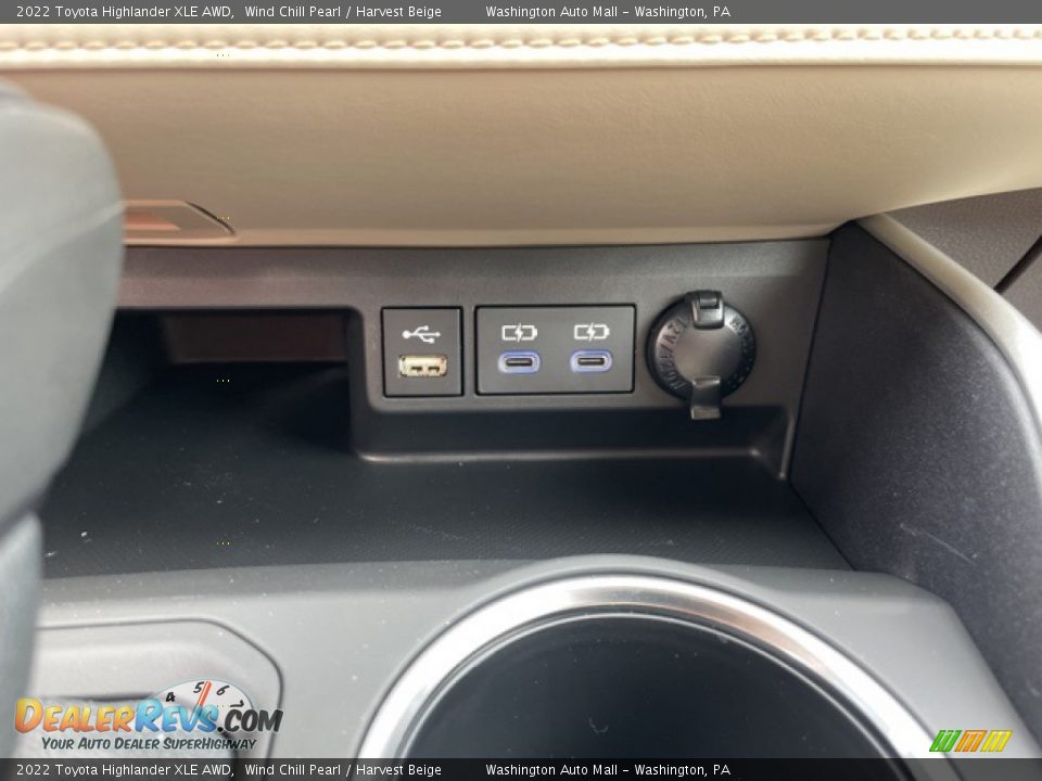 2022 Toyota Highlander XLE AWD Wind Chill Pearl / Harvest Beige Photo #16