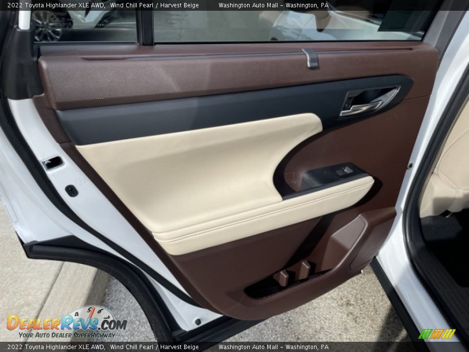 2022 Toyota Highlander XLE AWD Wind Chill Pearl / Harvest Beige Photo #24