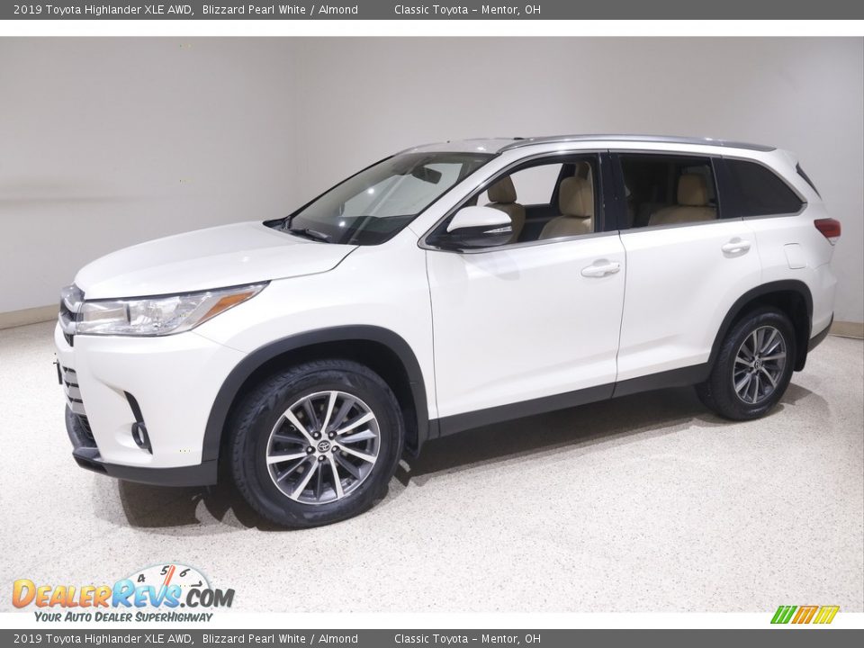 2019 Toyota Highlander XLE AWD Blizzard Pearl White / Almond Photo #3