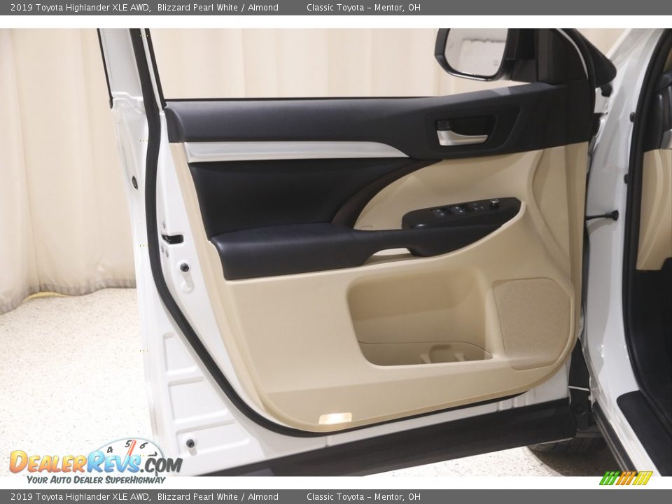 2019 Toyota Highlander XLE AWD Blizzard Pearl White / Almond Photo #4