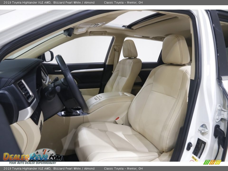2019 Toyota Highlander XLE AWD Blizzard Pearl White / Almond Photo #5