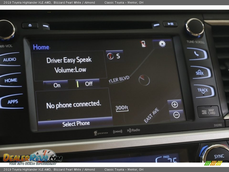 2019 Toyota Highlander XLE AWD Blizzard Pearl White / Almond Photo #10