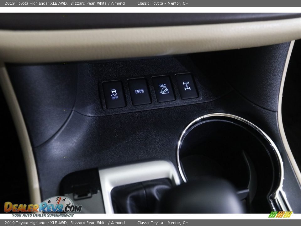 2019 Toyota Highlander XLE AWD Blizzard Pearl White / Almond Photo #16