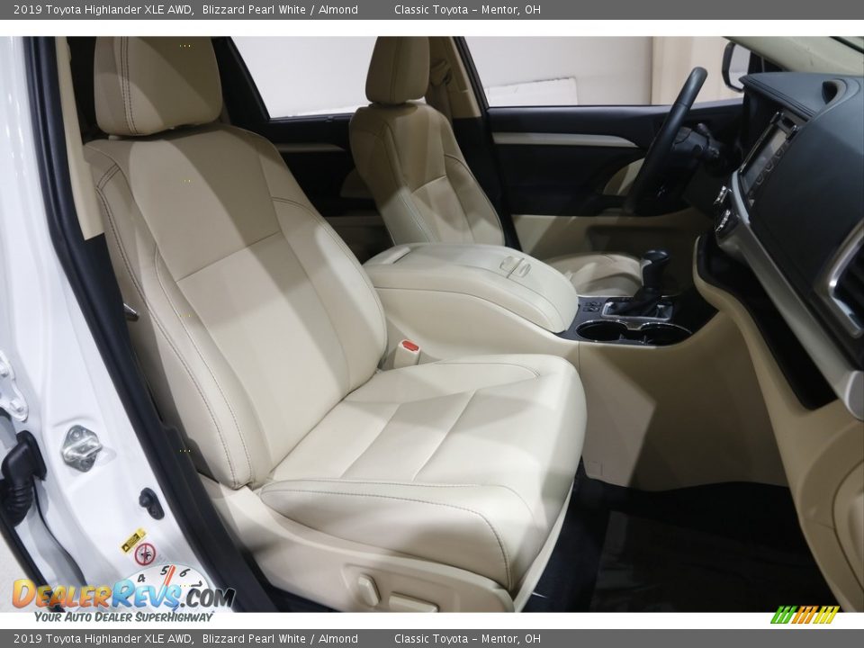 2019 Toyota Highlander XLE AWD Blizzard Pearl White / Almond Photo #17