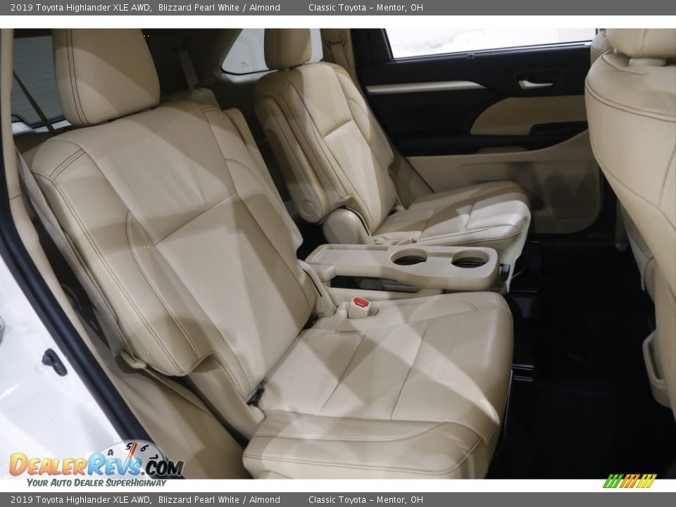 2019 Toyota Highlander XLE AWD Blizzard Pearl White / Almond Photo #18