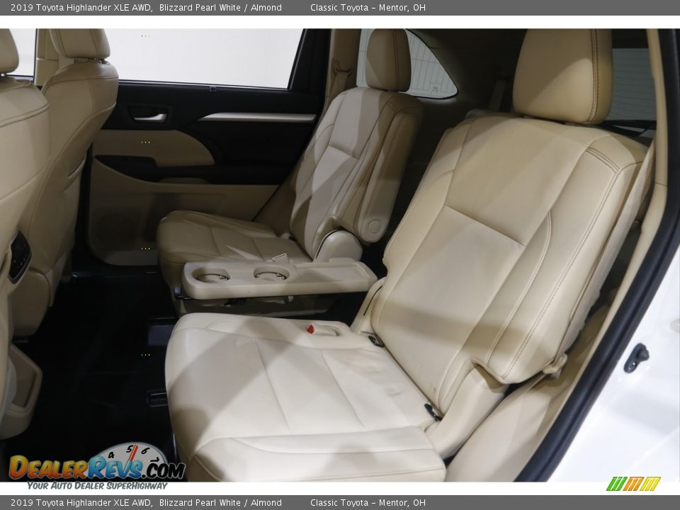 2019 Toyota Highlander XLE AWD Blizzard Pearl White / Almond Photo #19