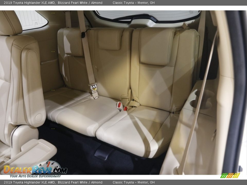 2019 Toyota Highlander XLE AWD Blizzard Pearl White / Almond Photo #20