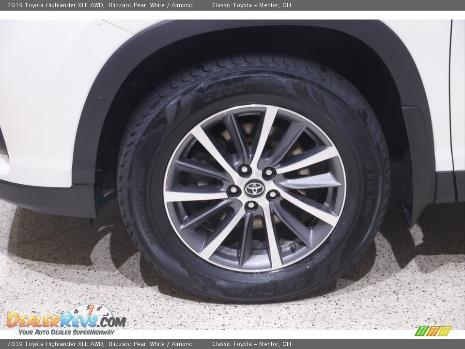 2019 Toyota Highlander XLE AWD Blizzard Pearl White / Almond Photo #23