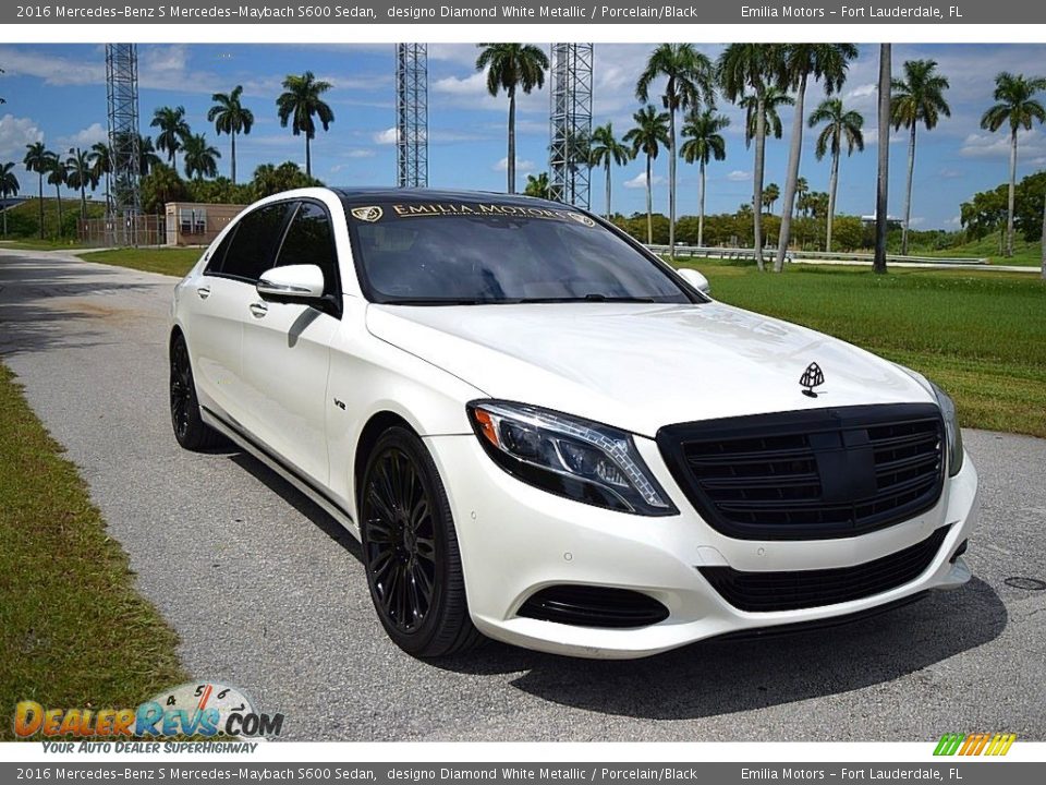 Front 3/4 View of 2016 Mercedes-Benz S Mercedes-Maybach S600 Sedan Photo #8