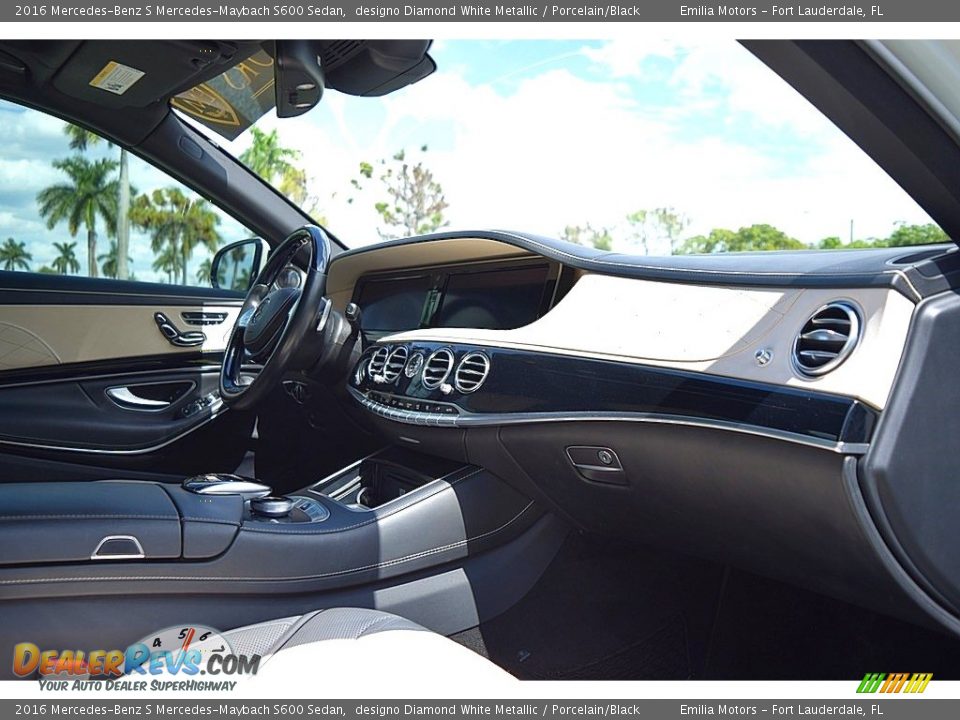 2016 Mercedes-Benz S Mercedes-Maybach S600 Sedan designo Diamond White Metallic / Porcelain/Black Photo #24