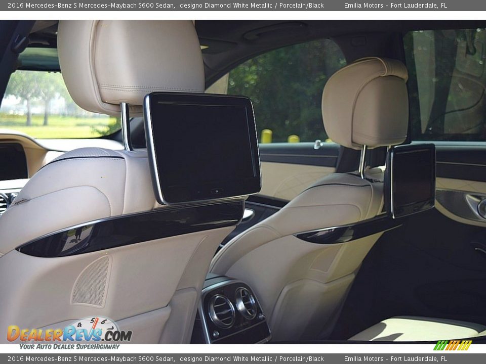 Entertainment System of 2016 Mercedes-Benz S Mercedes-Maybach S600 Sedan Photo #30