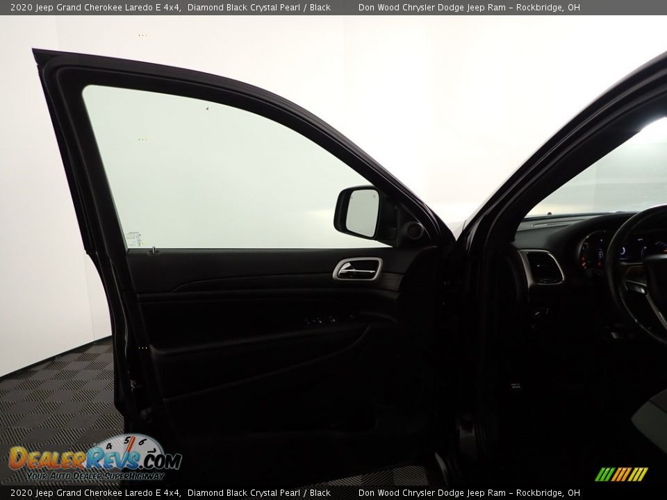 2020 Jeep Grand Cherokee Laredo E 4x4 Diamond Black Crystal Pearl / Black Photo #12