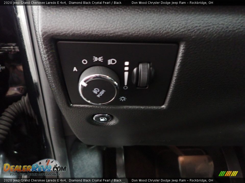 2020 Jeep Grand Cherokee Laredo E 4x4 Diamond Black Crystal Pearl / Black Photo #16