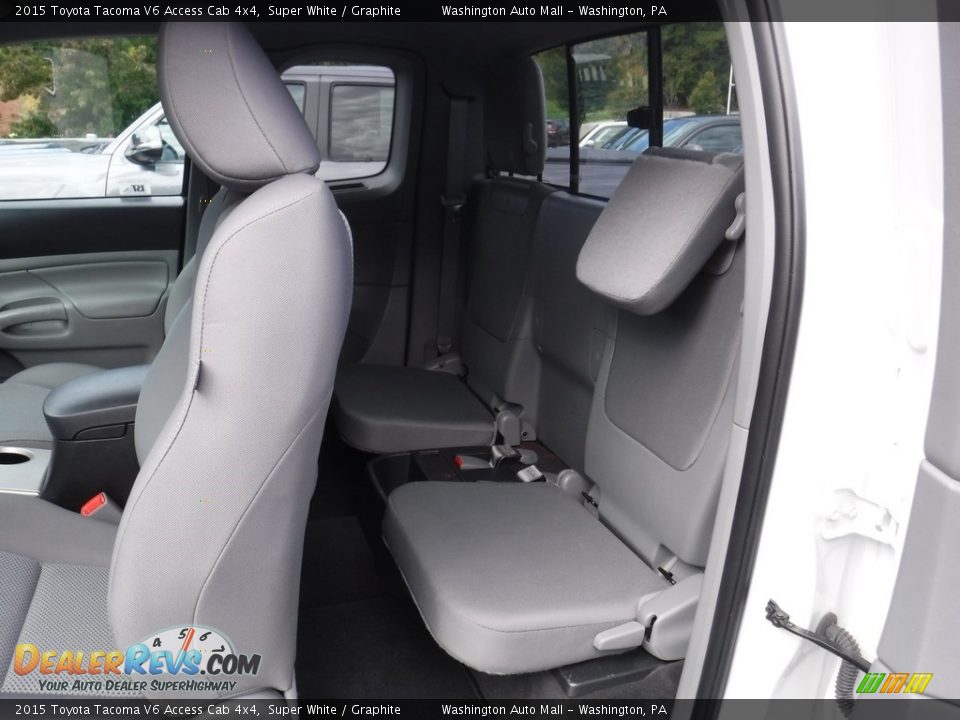 2015 Toyota Tacoma V6 Access Cab 4x4 Super White / Graphite Photo #30