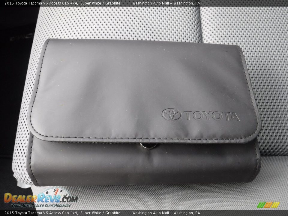 2015 Toyota Tacoma V6 Access Cab 4x4 Super White / Graphite Photo #31