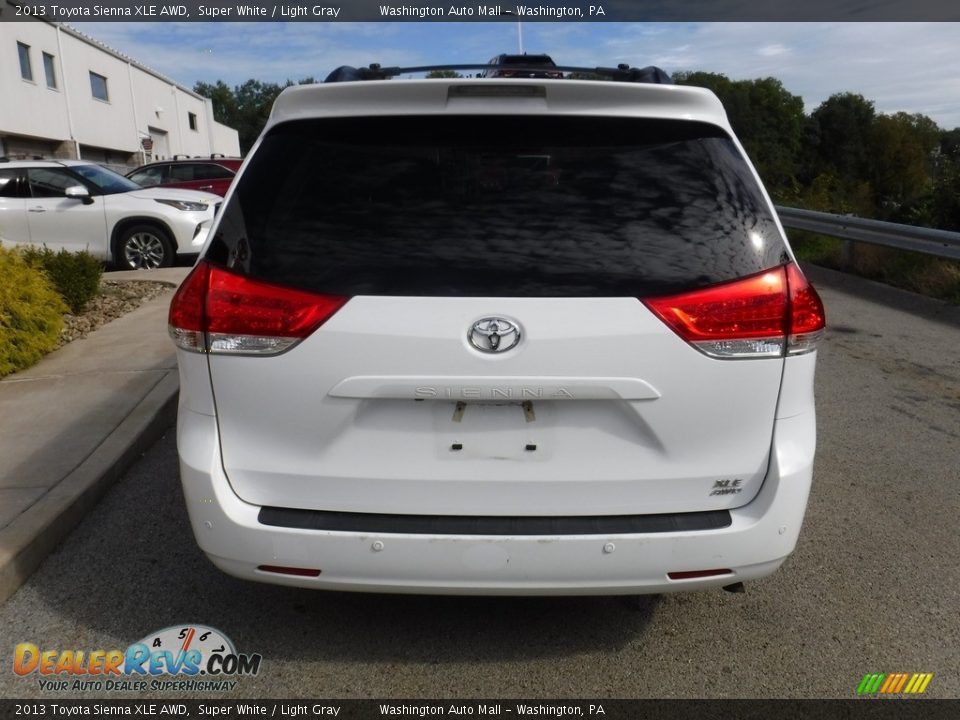 2013 Toyota Sienna XLE AWD Super White / Light Gray Photo #15